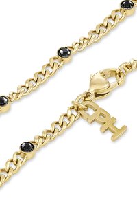 Bracciale in catena d'oro con pietre nere rotonde, chiusura a moschettone e ciondolo con le lettere "CH". Texture: liscia e lucida.