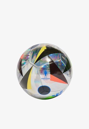 Pallone da calcio con una superficie argentata lucida decorata con pattern triangolari neri e colorati. Include un logo UEFA Euro 2024.