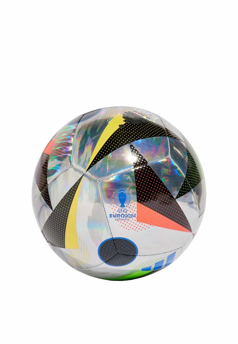 Fotbalový míč s lesklým stříbrným povrchem a černými a barevnými trojúhelníkovými vzory. Obsahuje logo UEFA Euro 2024.