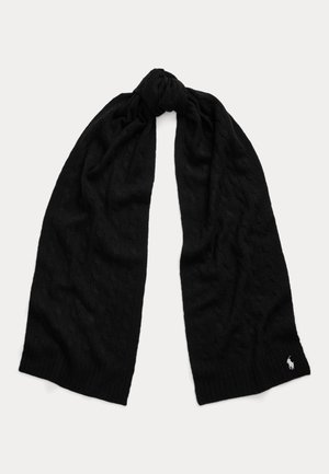 Écharpe noire tricotée avec motif torsadé, nouée de manière lâche au centre, avec un petit logo blanc brodé à une extrémité.