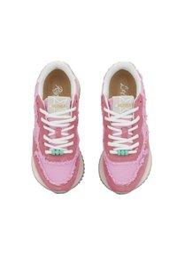 Zapatillas rosas con un acabado texturizado, que cuentan con cordones blancos, un acento verde menta y una etiqueta de logo. El diseño combina materiales de ante y tela.