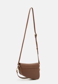 Sac bandoulière en cuir marron avec une surface texturée, une forme courbée et une bandoulière réglable. Il dispose d'une fermeture à rabat et d'accents en métal doré.