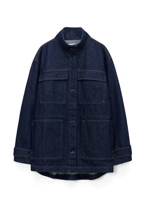 Spijkerjack heeft een donkerblauwe kleur, een opstaande kraag, knoopsluiting aan de voorkant, twee borstzakken en twee onderste zakken met contrasterende stiksels.