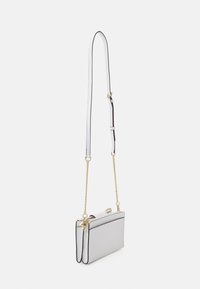 Sac à bandoulière en cuir argenté avec une sangle blanche détachable et une chaîne en or. Présente une forme rectangulaire élégante et un design minimaliste.