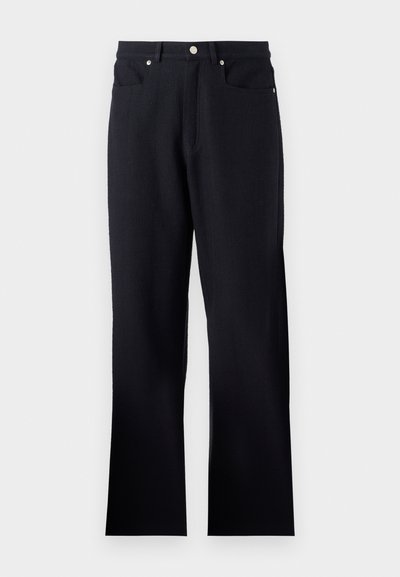 Pantalons noirs en tissu texturé, avec une taille ajustée, deux poches avant et une coupe droite. Accents en métal argenté inclus.