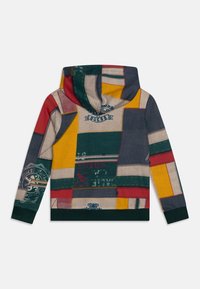 Sweat à capuche avec un design en patchwork rouge, jaune, vert et marine, présentant des détails de couture remarquables et des accents de logo.
