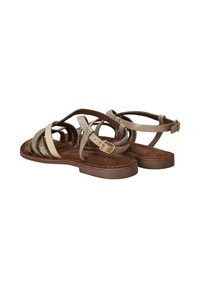 Beige sandalen met bandjes, voorzien van textuur, verstelbare enkelgesp en bruine platte zool. Heeft meerkleurige accenten en een gevoerde binnenzool.