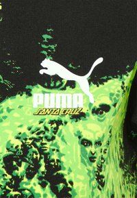 Čierne tričko z textílie s abstraktným zeleným vzorom, bielym logom Puma a žltým textom "SANTA CRUZ". Textúrovaný, rebrovaný materiál.