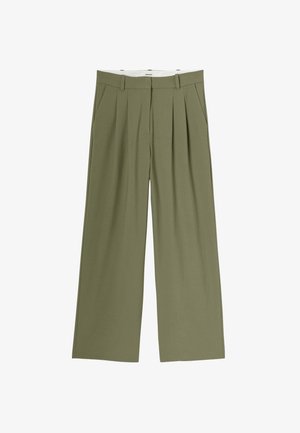 Pantalon large en tissu vert olive. Avec des plis et des poches latérales. Texture lisse avec une taille ajustée.