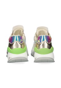 Zapatillas deportivas con una parte superior blanca, acentos metálicos dorados, un diseño de talón reflectante colorido y una mediasuela verde. Suela exterior de goma texturizada.