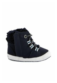Bota de cuero azul marino con suela de goma blanca. Presenta forro de felpa, cordones a rayas y acentos de hardware plateado. Diseño de media caña.