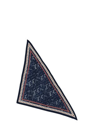 Granatowy trójkątny szalik z białymi i czerwonymi wzorzystymi brzegami oraz teksturowanym, cętkowanym wzorem w centrum.