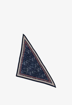 Granatowy trójkątny szalik z białymi i czerwonymi wzorzystymi brzegami oraz teksturowanym, cętkowanym wzorem w centrum.