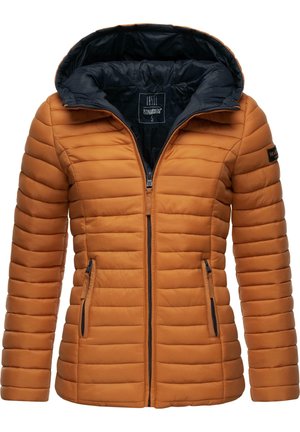 Oranje gewatteerde jas met een rits aan de voorkant, marineblauwe voering, ribbeltextuur en zijzakken. Beschikt over een verwijderbare capuchon en merkvermelding.