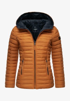 Orange puff-jacka med dragkedja framtill, marinblått innerfoder, ribbad textur och sidofickor. Har en avtagbar huva och logotyp.