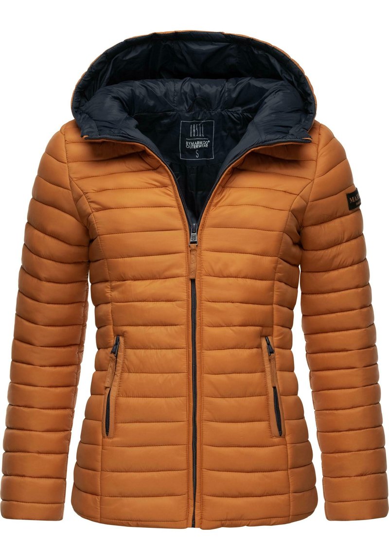 Doudoune orange avec zip à l'avant, doublure intérieure marine, texture côtelée et poches latérales. Elle dispose d'une capuche amovible et de marquages.