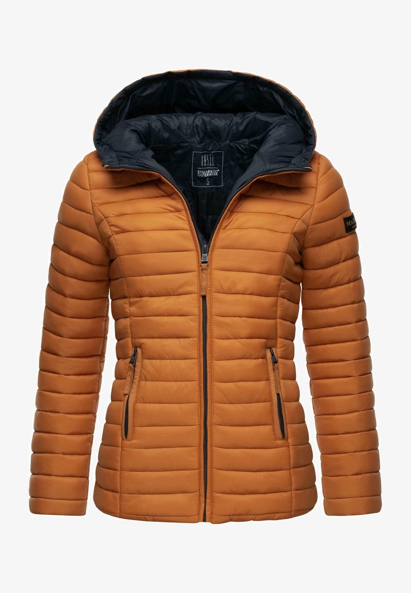 Oranje gewatteerde jas met een rits aan de voorkant, marineblauwe voering, ribbeltextuur en zijzakken. Beschikt over een verwijderbare capuchon en merkvermelding.