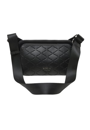 Bolso bandolera acolchado negro con correa ancha ajustable, bolsillo delantero con cremallera y logotipo "REPLAY SINCE 1981" en relieve en la parte delantera.