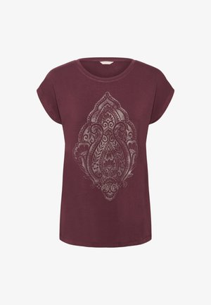 Bordeauxfarbenes Kurzarm-T-Shirt mit Rundhalsausschnitt und einem großen, komplizierten beigen Paisleymuster in der Mitte der Vorderseite.