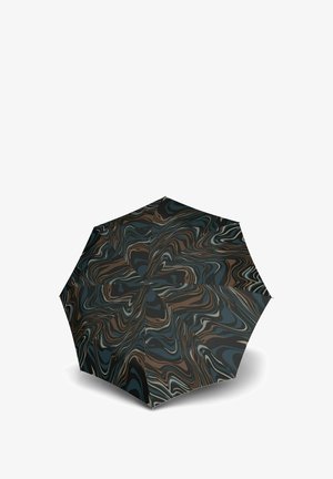 Ombrello pieghevole con un motivo marmorizzato in marrone scuro, blu e crema, dotato di un design a otto pannelli e un pulsante centrale nero.