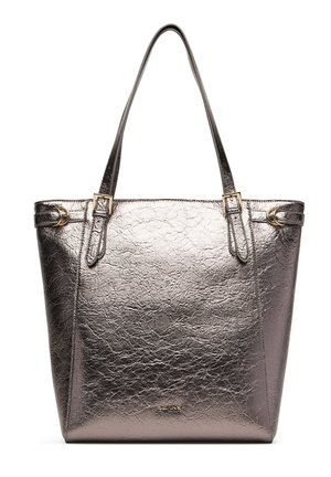 Sac fourre-tout en cuir texturé argent métallique avec double sangle et détails de boucle dorée, marqué d'un petit lettrage doré au centre en bas.