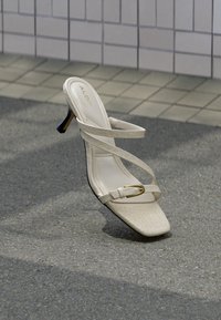 Unausgewählt, cream