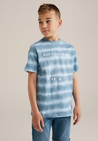 Šviesiai mėlyna džinsinė marškinė su trumpomis rankovėmis, kuriuose pavaizduoti banglentės ir balti užrašai "Blue Ridge Denim". Stačiakampio formos iškirptė.