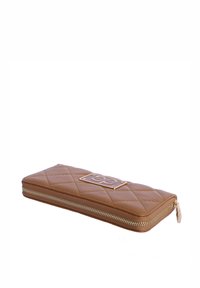 Cartera marrón acolchada con cremallera dorada y placa de logo. Forma rectangular con textura suave y patrón de diamantes en el exterior.