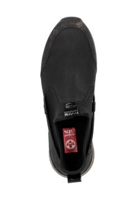 Chaussure noire à enfiler en cuir texturé, avec un bout arrondi, des panneaux latéraux élastiques et une étiquette de marque rouge sur la semelle intérieure.
