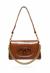 Sac à main en cuir marron avec une finition brillante, équipé d'une bandoulière en chaîne dorée et d'un logo ovale en relief sur le devant.