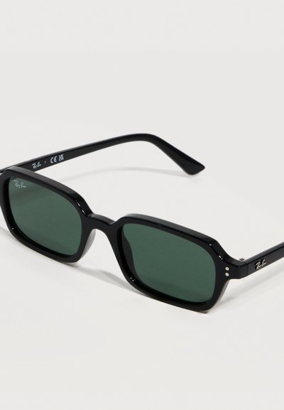 Черни правоъгълни слънчеви очила Ray-Ban с тъмнозелени лещи и тънки рамки на бял фон.