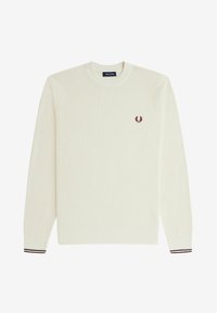 Cremfarbener gestrickter Pullover mit Rundhalsausschnitt, gerippten Bündchen und einem kleinen burgunderrotfarbenen Emblem auf der Brust. Strukturierter Stoff mit Waffelmuster.