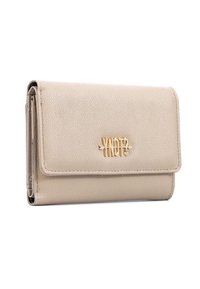 Portafoglio in pelle beige con texture, logo YNOT? dorato sulla pattina frontale, forma rettangolare e bordi cuciti.