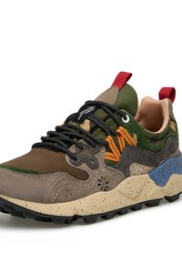 Trailrunning-Schuh aus einer Mischung aus braunen, grünen und blauen Materialien. Verfügt über gemustertes Wildleder, schwarze Schnürsenkel und eine strukturierte Gummisohle.