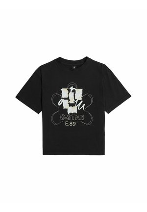 Schwarzes Kurzarm-T-Shirt mit abstrakter weißer Grafik und Text "G-STAR E.89" auf der Vorderseite, flach auf weißem Hintergrund liegend.
