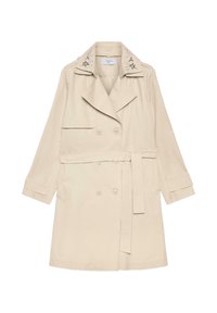 Gabardina beige de doble botonadura con cinturón y bordado floral en el cuello, con mangas largas y bolsillos laterales.