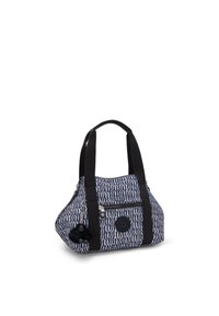 Mönstrad svart och vit tyghandväska med två korta handtag, en dragkedjeförsedd framficka och en svart fluffig charm-accessoar.