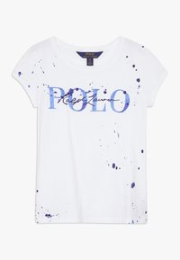 Biała bawełniana koszulka z nadrukiem w niebieskie plamy farby i wyraźnym napisem "POLO". Krótkie rękawy, okrągły dekolt, luźny krój.