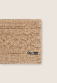 Beanie a maglia cable in misto lana beige con motivi testurizzati. Presenta un'etichetta in metallo argentato con il nome "FREDDY" sul lato.