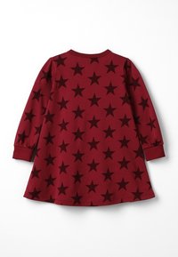 Długa czerwona sukienka z wzorem gwiazd w ciemnym odcieniu bordowym. Wykonana z miękkiego materiału, z okrągłym dekoltem i marszczonymi rękawami.