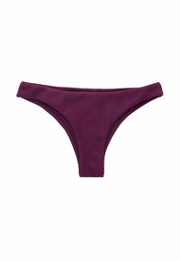 Lila bikiniunderdel i texturerad tyg med låg midja och snedställda sidor. Inga synliga mönster eller metalldelar.