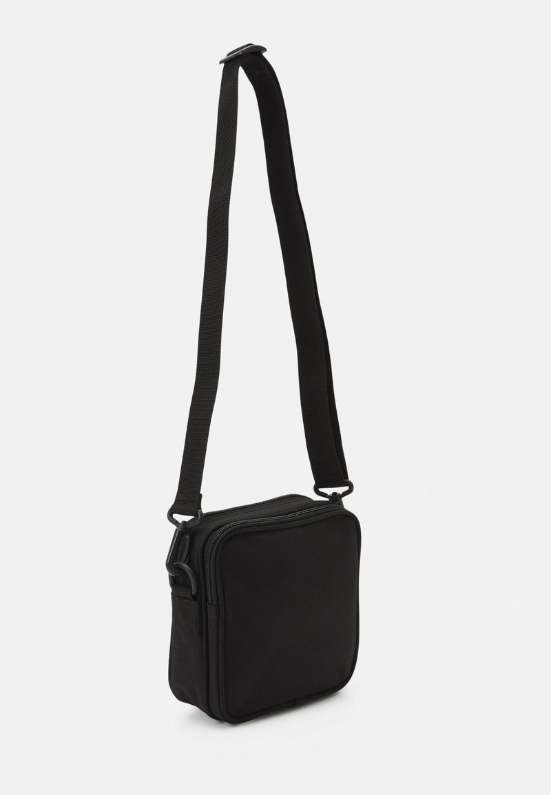 Sort rektangulær crossbody taske med lynlåslukning, justerbar skulderrem og glat stof. Kompakt design velegnet til daglig brug.