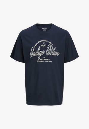 Tricou bleumarin cu mâneci scurte, cu text alb în stil vintage "Creative Department of 1990 Indigo Blues by Jack & Jones" pe față.