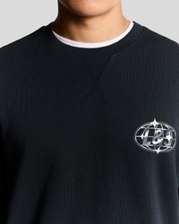 Sweatshirt preta com textura canelada e gola redonda. Apresenta um logótipo branco de globo no peito. Concebida para um ajuste folgado.