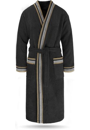 Schwarzer Frottee-Bademantel mit einem Bindegürtel, der gold- und silberfarbene gestreifte Akzente am Kragen und an den Taschen aufweist. Zwei vordere Taschen sind vorhanden.