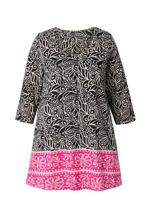 Zwarte jurk met crèmekleurige bloemenpatronen, 3/4 mouwen en een roze zoom met bloemenontwerpen en witte accenten. Zachte stof, losse pasvorm.