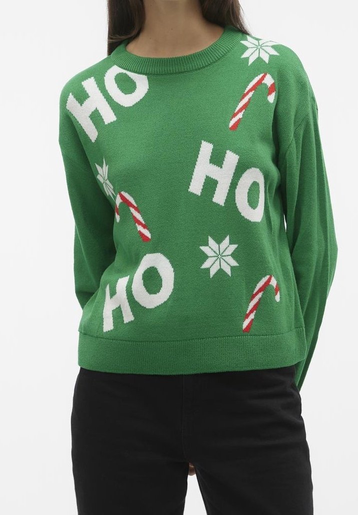 Pull de Noël vert avec texte blanc "HO", bonbons cannes rouges et blancs, et motifs de flocons de neige blancs porté par une personne.