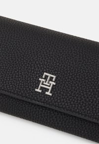 Tommy Hilfiger EMBLEM LARGE FLAP WALLET - Wallet - black