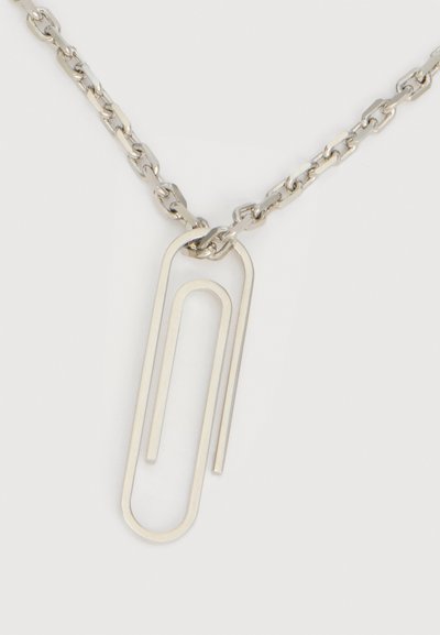 Ασημένιο κολιέ αλυσίδα με μεγάλο ασημένιο μενταγιόν σε σχήμα συνδετήρα, που κρέμεται στο κέντρο πάνω σε λευκό φόντο.