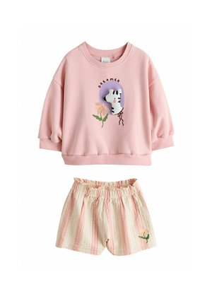 Różowa bluza z długim rękawem z napisem „Dreamer” i wzorem zebry, zestawiona z beżowymi, prążkowanymi szortami z elastycznym pasem i małym haftem kwiatowym.